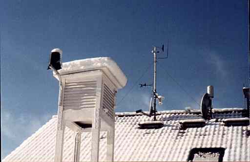  Stationsteile auf dem Hausdach und die Klimahütte im Winter