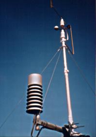 Foto der Mastspitze mit Temp.- Feuchtegeber und Windgeber bis 2005