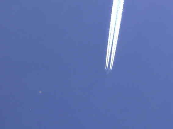 Kondensstreifen hinter 4-strahligem Passagierflugzeug